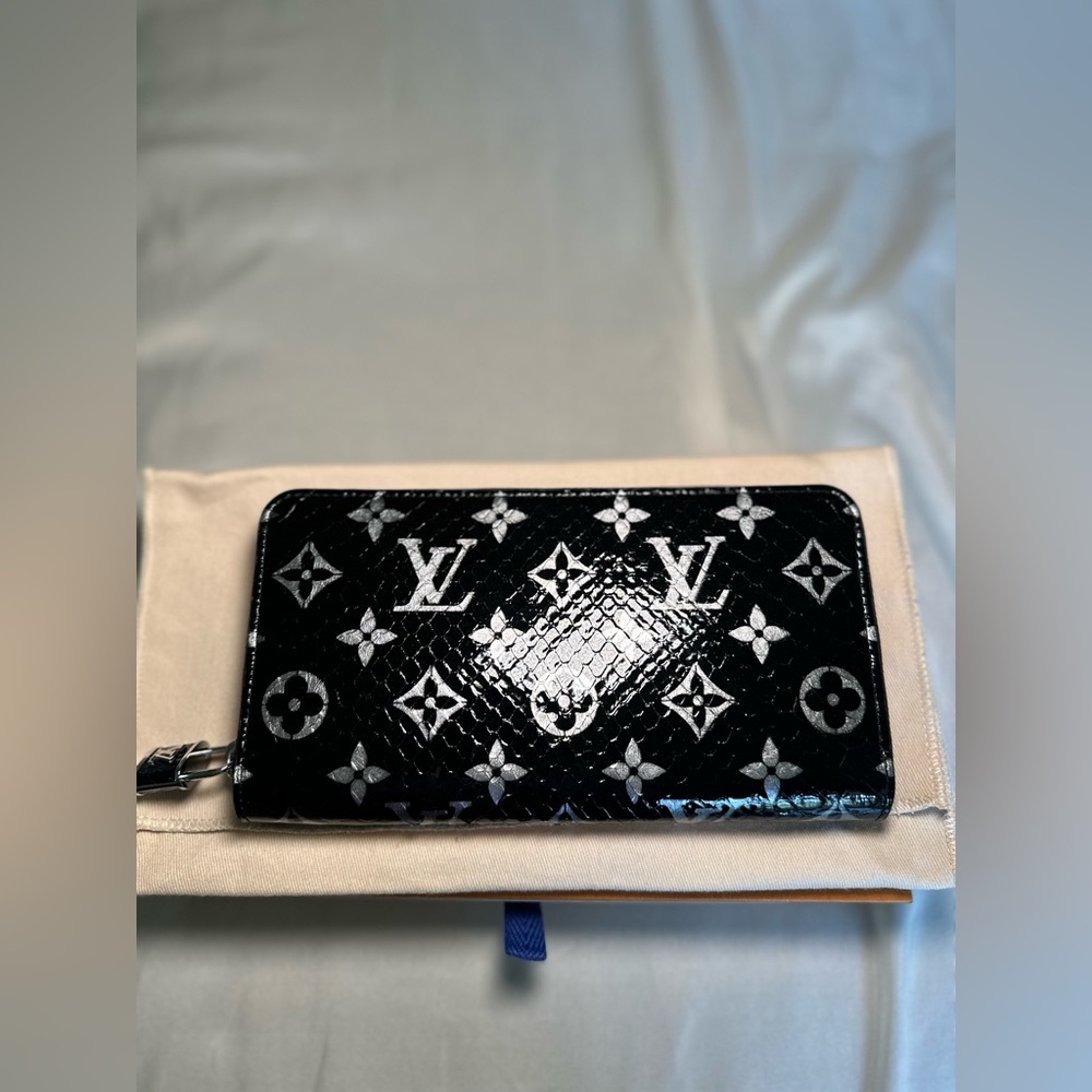 Louis Vuitton Zippy Wallet Padlock-BRAND NEW- WITH DUSTER AND ORIGINAL BOX!
